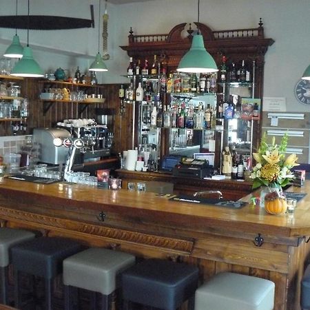 Eetcafe/Pension Nooitgedacht Strijen 外观 照片