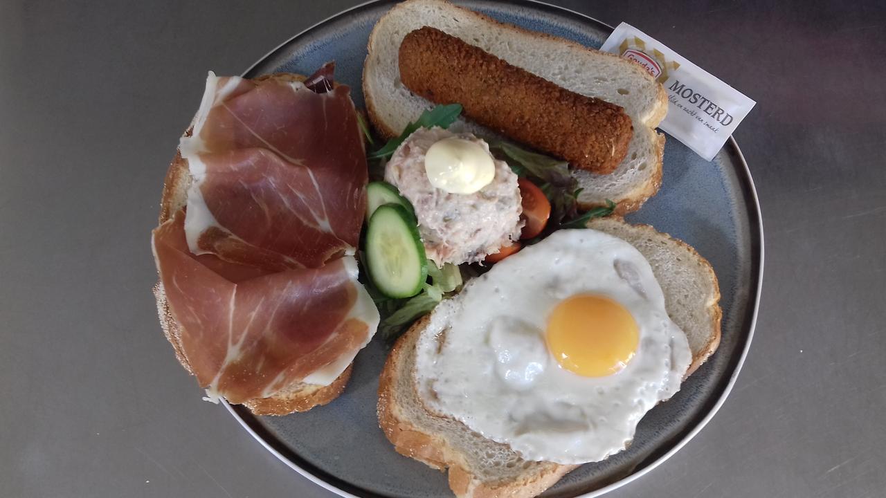 Eetcafe/Pension Nooitgedacht Strijen 外观 照片