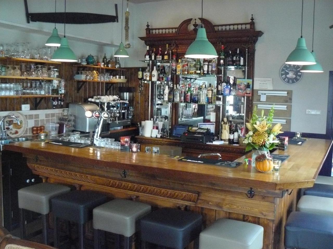 Eetcafe/Pension Nooitgedacht Strijen 外观 照片