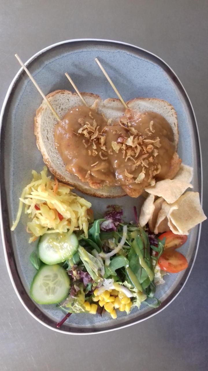 Eetcafe/Pension Nooitgedacht Strijen 外观 照片